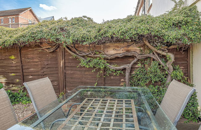 Central 2 Bed House w/ Garden and Free Parking! - Photo 65