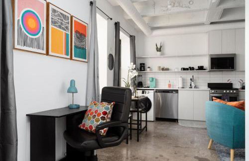 Sunny Modern Loft Montrose Beach Rooftop WFH Gym - Photo 2