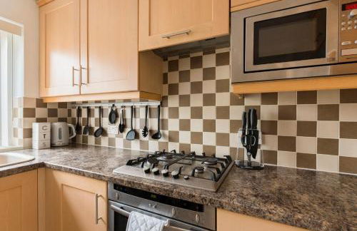 Surrey Stays - 2 Bedroom House, RH1, Contractors Welcome, Sleeps 5 max, 2 Parking Spaces, Near Town Centre, Train Station and Gatwick Airport - Foto 4