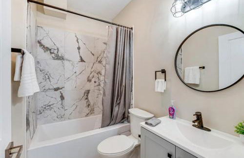 Townhouse - Urban Living with Rooftop Deck! - Foto 18