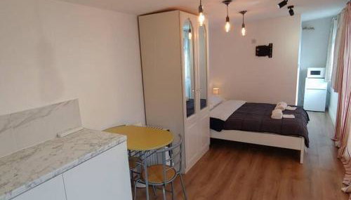 Self Contained, Double Bed Studio, private kitchen, private Bath, Walking distance to Harry Potter - Foto 4, wardrobe