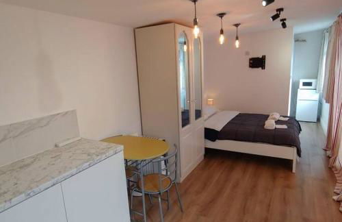 Self Contained, Double Bed Studio, private kitchen, private Bath, Walking distance to Harry Potter - Foto 4