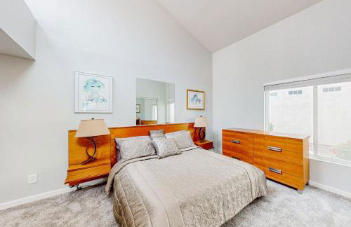 Lake view desert stay with pool, patio, grill, & smart TVs - snowbird-friendly - Foto 15