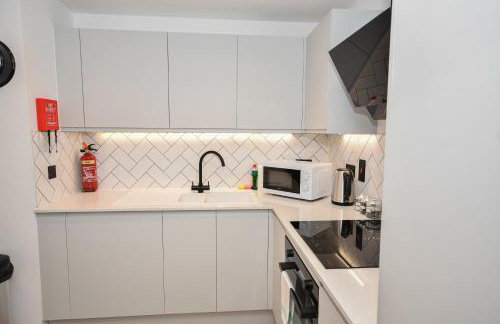 Contemporary Flat in Central Manchester w Balcony - Photo 12