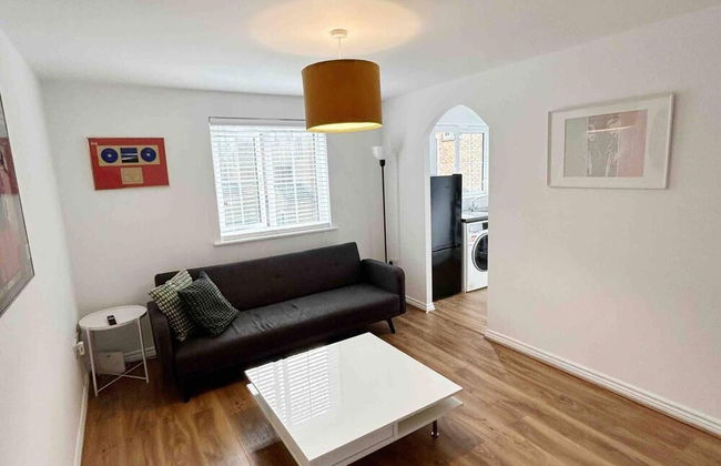 1-bed Apartment in Greater London Next to Station - Photo 9