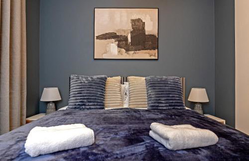 PRIME City Centre Location, THE JUKE BOX SUITE, Secure Gated FREE Parking Space, Unique STYLISH Apartment, AIR CONDITIONING & Two Bathrooms - Photo 26