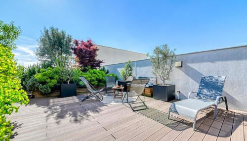 GuestReady - Chic Stay with Jacuzzi and Parking - Photo 3