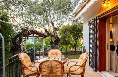 Avia's Seaside Hideaway with Lush Garden - Foto 35