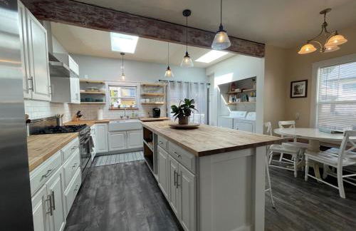 Sunlit Surf House 4BR Downtown Walk to beach - Foto 31