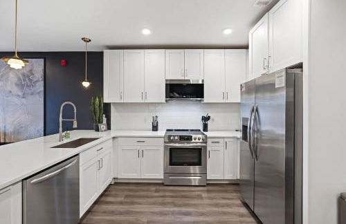 Modern Condo for 6 with Rooftop & Gym Near DT - Foto 2