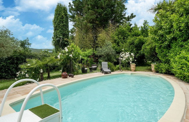 Majestic Holiday Home in Laroque With hot tub - Foto 1