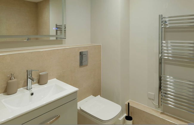 Luxury Manchester Apartment - Blue - Photo 8