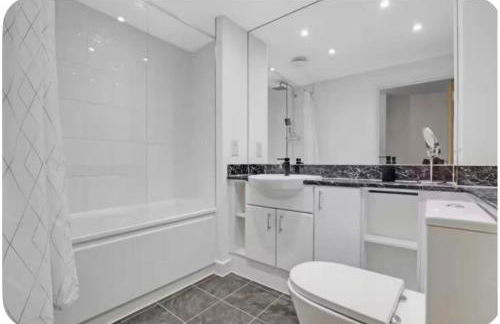 Central 1-Bed Apt for 4 Near Transport & Shops - Foto 20