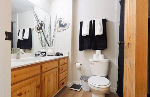 Luxuriously Contemporary Condo - Photo 44