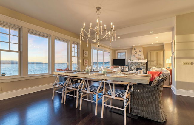 Waterfront 4bdr w/ Deck, Stunning Views, Fire Pit Cedar Street by Avantstay - Foto 3