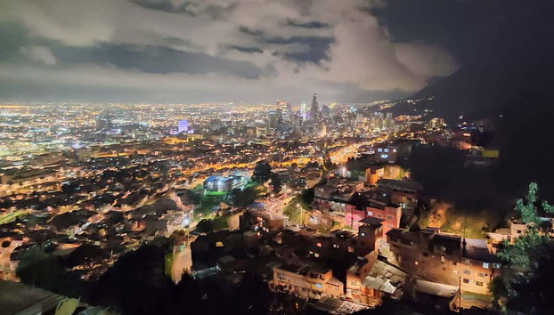Visita nocturna al mirador de la Cueva del Arco - Foto 5, Panorámica nocturna de Bogotá vista desde el mirador