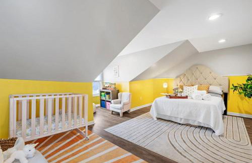 Chic Home with Large Private Yard! Hot Tub, Close To Downtown - Foto 40