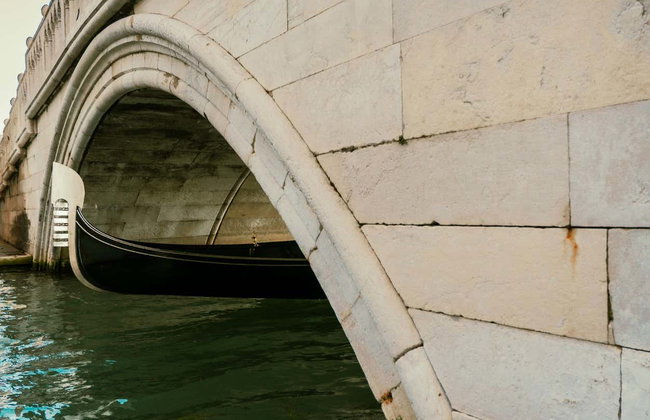 Paseo en góndola por el Puente de los Suspiros y los canales de Venecia - Foto 5