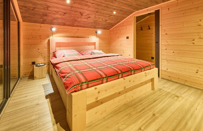 Luxe Timber Lodge & Pet Retreat - Photo 20