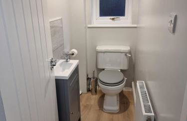 Large newly refurbished modern house, part sea views, south facing garden, parking - Photo 17