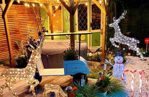 Cosy Garden Accommodation, Private Hot Tub & Four Poster Bed - Photo 15