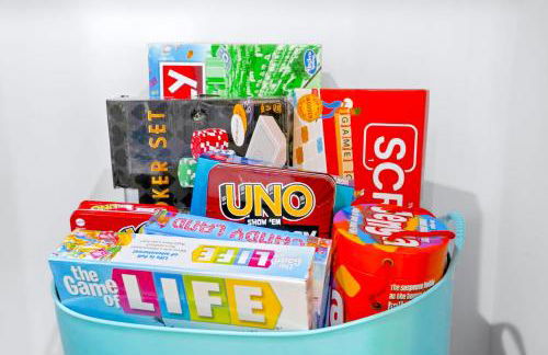 D- Hip & Stylish NoHo Family-Friendly Home near Universal & Hollywood with Patio - Hot Tub - Games - & Parking - Foto 8