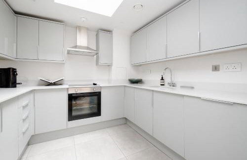 Luxury Central Mayfair Townhouse with A/C 3BR 3BA - Photo 12