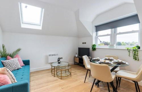 Luxury 2-Bedroom Apartment, Leatherhead, Sleeps 4 - Photo 1