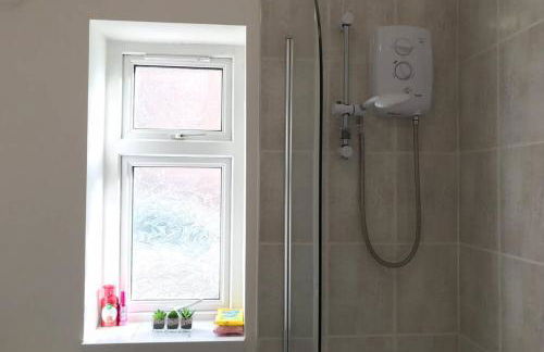 Tranquil Welsh Mountain Gem, Abertillery, Wales - Foto 11