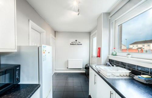 Balloch House -Spacious 3 bed house with on street parking - Photo 9