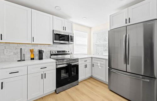 Recently Remodeled Mins from beach+Putting Green - Photo 3