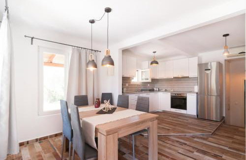 Bill & Eva's precious jewel - Photo 1