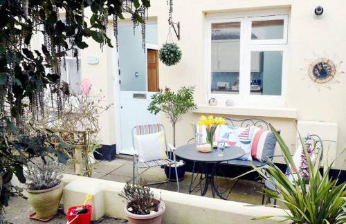 Mews Cottage in Private Seafront Estate - Photo 8