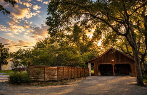 Hill country gem with private pool, deck, firepit, Ping-Pong, foosball, & WiFi - Photo 73