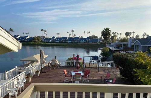 Waterfront Sleeps 6 near Marina with Hot Tub - Foto 11