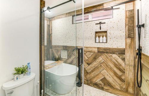 Waterfront Clear Lake Home with Game Room and Deck! - Foto 26