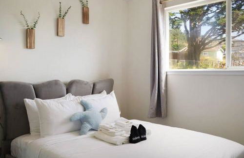 Mountain View 2BR 1 Bath Retreat with Private Lanai - Photo 35