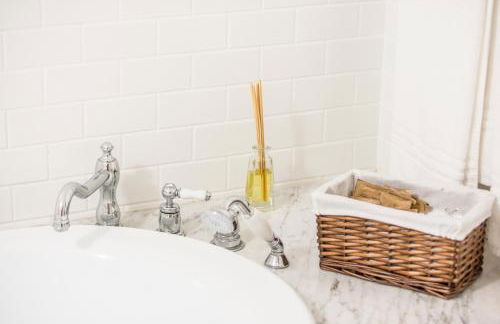 Right House - Characteristic Marina District - Photo 21