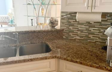 Quiet direct oceanfront 2 bed 2 bath condo w/pool - Foto 16