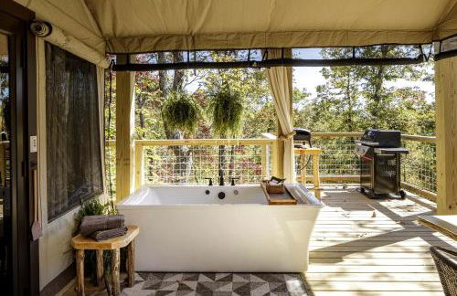Luxury Tree Tent with Soaking Tub & Pizza Oven Near Waterfalls, Zirconia, North Carolina - Foto 14