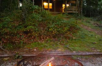 Cheerful Two Bdrm Cabin with Hot Tub & Pet Friendly - Foto 33