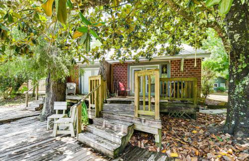 Riverfront Anglers Cabin in Fairhope with Deck! - Foto 3