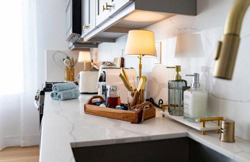 Luxury House 3-Level 4-bedroom, Free Parking and Patio - Photo 3