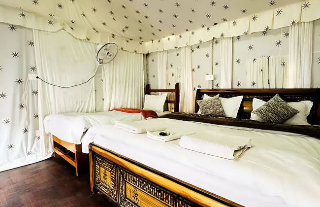 Hollywood Camps and Restaurant Bir - Foto 1