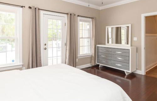 Exquisite home with pool, enclosed yard, fireplace, central AC, & washer/dryer - Foto 18