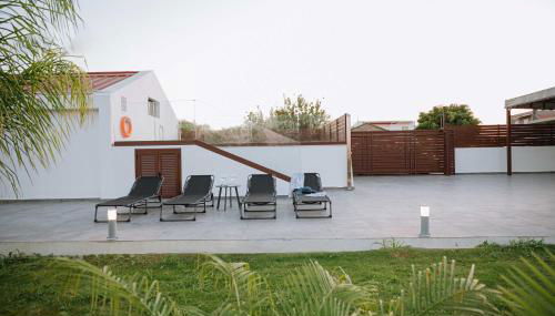 Manolis Seaside Villa with Private Pool - Foto 3, Garden, sunbed