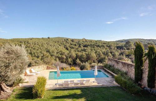 Casa de Piedra ubicada en el exclusivo wine village de Viladellops, te ofrece una experiencia única, donde el lujo y la tradición se fusionan en un entorno natural privilegiado - Foto 3