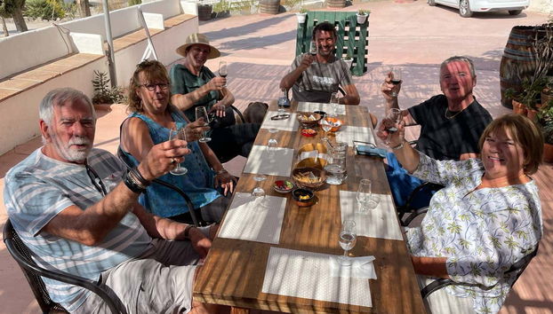 Brindando al aire libre durante la cata de vinos