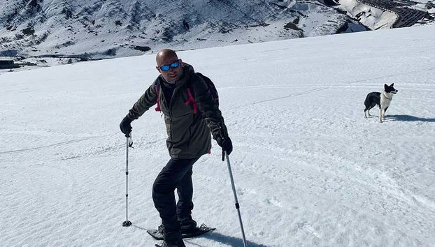 Passeggiata con le racchette da neve