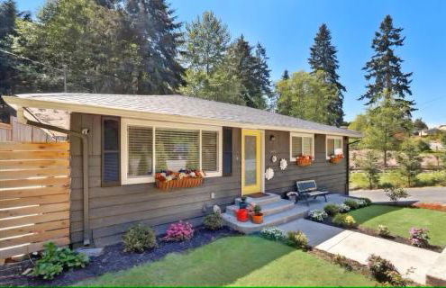 Spacious Main Street Retreat for families and large groups - Photo 26